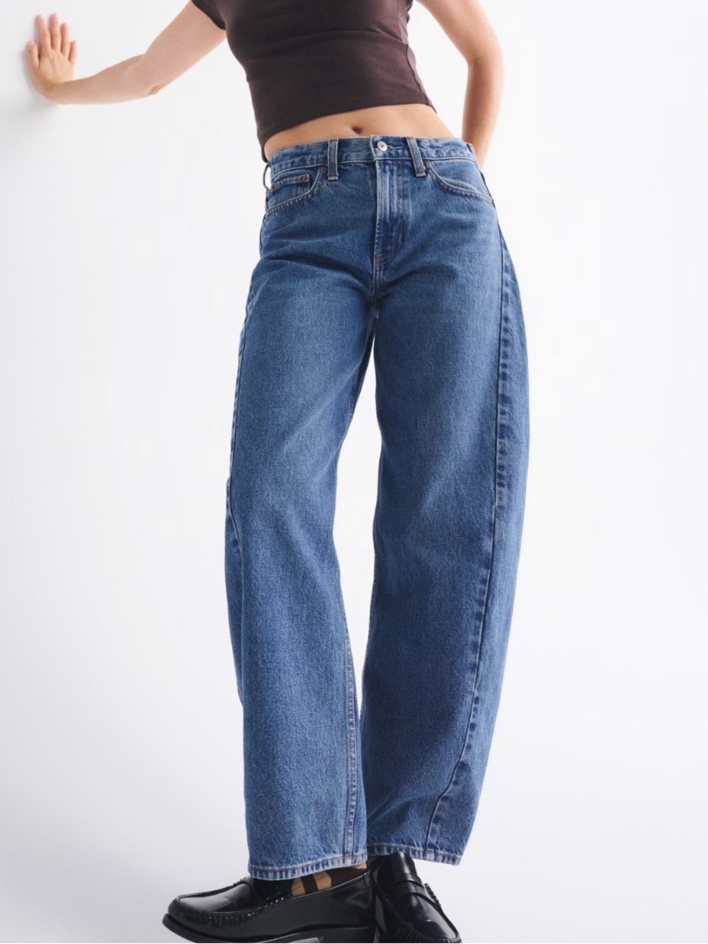 Abercrombie & Fitch Women's midrise the Barrel Jeans in Medium Blue Wash size 24